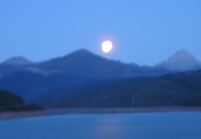 19:17 Esta fotografía de la luna casi llena, anoche, en Riaño, acaba de enviarla un apreciado lector. GRACIAS.
                  ****
9:36 Ha hecho calor esta noche… 
