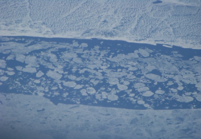 12:57 Así estaba ayer a las dos de la tarde, con sus témpanos de hielo a la deriva, el río San Lorenzo, cuando sobrevolé Montreal a 38.000 pies de altura.