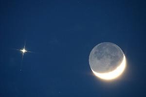 12:32

Ya tenemos la fotografía de Venus junto a la Luna, anteanoche, gracias a la amabilidad del Diario Misiones Online, de la localidad de Posadas, en Argentina, y cuya imagen es casi idéntica a la que vimos aquí.