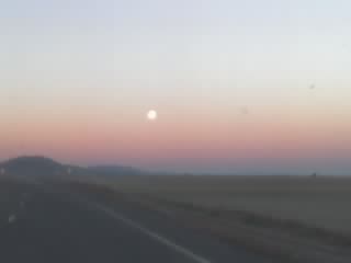 Te envío una foto de una “puesta de luna” tomada ayer y de poca calidad, en Tembleque , Toledo, a las 8:30 de la mañana antes de amanecer.