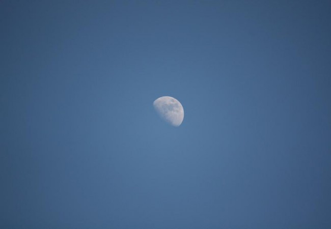 Me llamó la atención la Luna, azul y blanca, en lo alto, sobre el mar, el pasado fin de semana porque