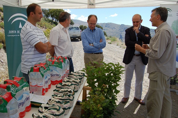 El Consejero de Medio Ambiente y el Director General de Aguas Font Vella y Lanjarón visitan la plantación y hacen balance en el ecuador del proyecto