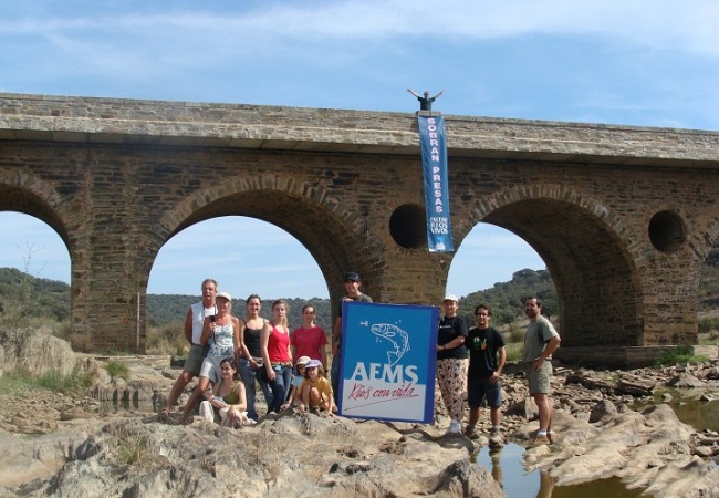 Hemos recibido con mucha atención la noticia de la liberación de 118 toneladas de ejemplares de una especie alóctona en los ríos andaluces,