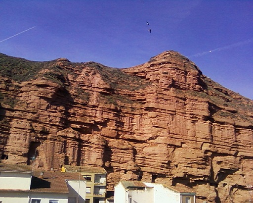 Mónica, ante tus cordiales acogidas a mis colaboraciones te hago llegar este material de un poema y fotos de Nájera.. En la del farallón del monte MALPICA, han echo su nido cientos de cigueñas.