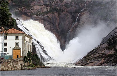 Se ha liberado el caudal de la única cascada europea que cae al mar, la cascada del río Xallas (Dumbría, La Coruña).

Pedro Brufao Curiel