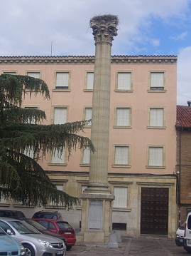 Paramos en León, donde vimos ese nido de cigüeñas en la plaza de San Isidoro, en pleno centro, y a una altura no muy grande.

Iñigo