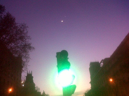 Mientras esperaba en la mediana, entre la puerta de Alcalá y la Cibeles, me puse a fotografiar el semáforo en verde y arriba la luna.

Mónica Fernández-Aceytuno