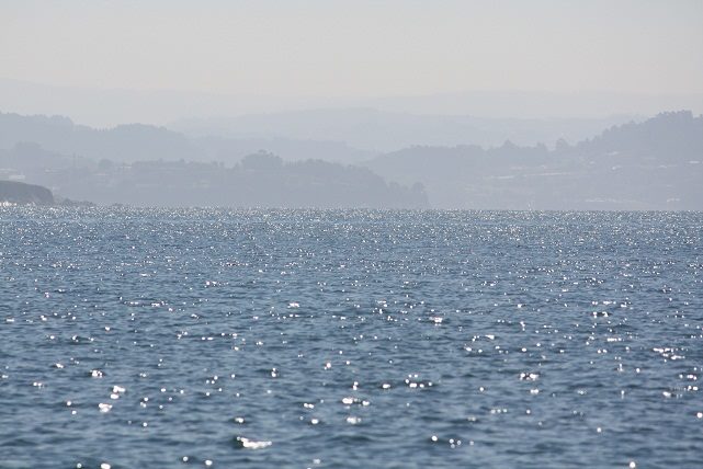 Es preciosa la vista cuando miras hacia atrás entrando en el puerto de Ares a mediodía.
As you look over your shoulder on entering the port of Ares at midday, the view is astonishingly beautiful. MF-A