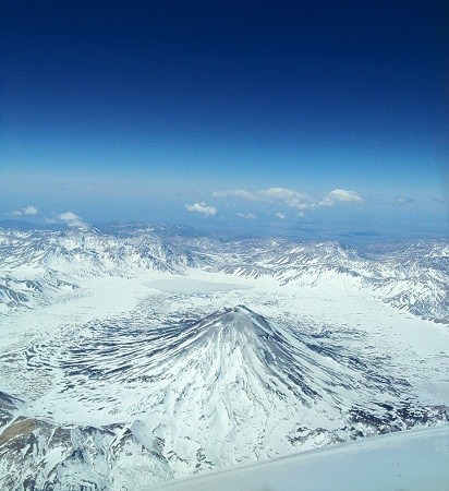 Volcán en la cordillera de los Andes fotografiado por el Aviador Enmascarado.