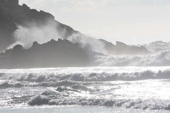 Así estaba el océano ayer por la tarde, blanco de luz y de olas.

MF-A