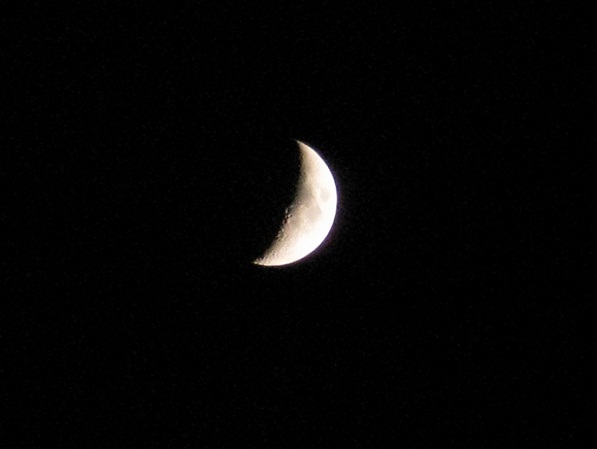 La otra noche observamos con los prismáticos la luna creciente. Estaba la atmósfera tan limpia que se veía con una claridad y brillantez increíbles.

Pilar López