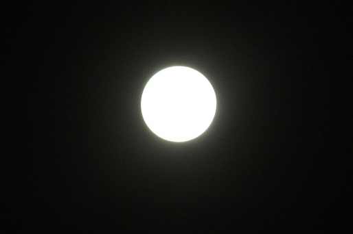 Esta de hace unos minutos es la luna llena que hará subir de manera extraordinaria el nivel del mar al unirse a Sandy en la costa Este americana.

MF-A