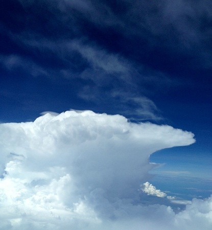 Cumulonimbo de libro, al sur de Iquitos, entre Perú y Brasil.
El Aviador Enmascarado
(Es cerolla la leña mojada, o verde, que da humo blanco. MF-A gracias a Yzur)