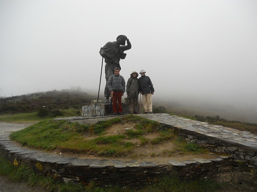 La niebla, espesísima, apenas nos dejaba ver la punta de nuestras botas. 

Joaquín