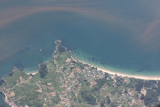 Desde el avión pude tomar ayer por la mañana algunas fotografías como ésta donde se aprecia con claridad la floración de microalgas del género Messodinium.

Mónica Fernández-Aceytuno