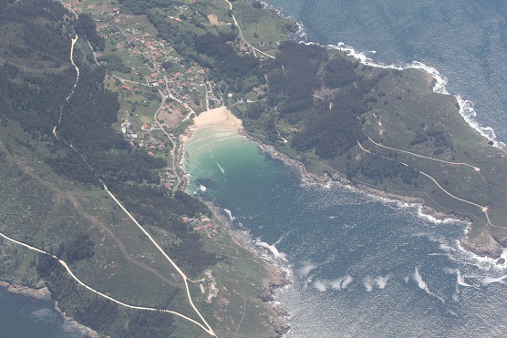 Aunque no se ve desde el aire, está florecido el hinojo marino sobre las rocas que orlan esta playa.

Mónica Fernández-Aceytuno