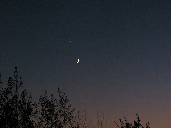 Al atardecer, la Luna y Venus se veían en el cielo de este verano que tiene los días contados.
 
Pilar