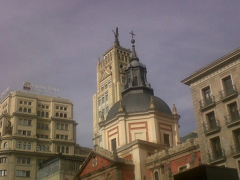 Casi por encima de la iglesia del desaparecido convento de las Calatravas, pasaron las grullas el jueves.

Mónica Fernández-Aceytuno