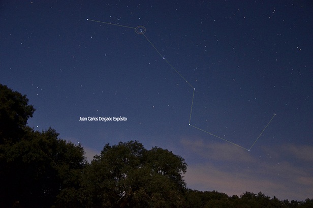 Dentro del círculo he marcado la estrella doble de Mizar y Alcor. 

Juan Carlos Delgado Expósito