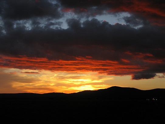 Regresábamos cuando nos sorprendió la puesta de sol sobre la Sierra de San Pedro.

Pilar