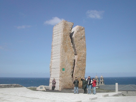 Vale la pena dedicarle unas líneas a esta mole de piedra bautizada como “A Ferida”, “La Herida”, obra del escultor Bañuelos Fournier.

Joaquín