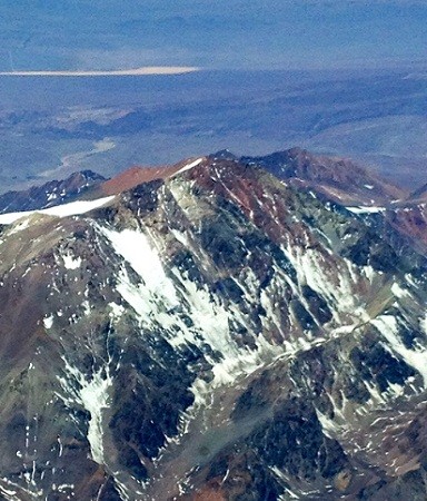 La cordillera de los Andes tiene estos días el rojo de Marte y unas salpicaduras de nieve en las cumbres como si Pollock le hubiera echado unos brochazos. MF-A
FOTO: El Aviador Enmascarado