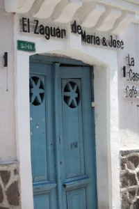 Puerta azul / Aceytuno