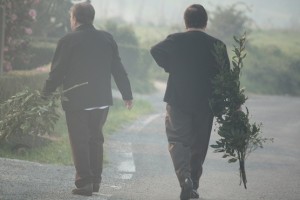 Mujeres gallegas entre el humo con ramas de laurel en Galicia el Domingo de Ramos / Aceytuno