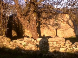 Casa que puede servir de refugio, de trascacho o atrascacho, en el Camino de Santiago, con mi sombra en enero de 2011/ Aceytuno