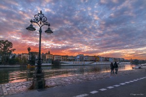 Paseo hacia Triana (Sevilla) / Begoña Sánchez