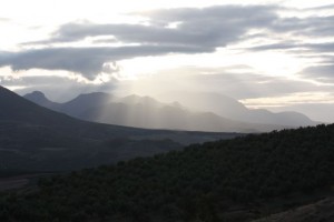 Luz, entre las nubes, sobre los olivares 