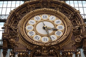 Reloj del museo D´Orsay dando esta tarde la hora mientras el tiempo seguía detenido en sus obras de arte impresionistas, llenas de Naturaleza, avocetas, amapolas, peonías, campos segados, arboledas en la ribera del río, una urraca mirando la nieve, un hombre en su huerta encorvado hacia la tierra, Monet, Manet, Sisley, Pissarro, Degas...¡qué pena no poder enseñar lo que he visto esta tarde!