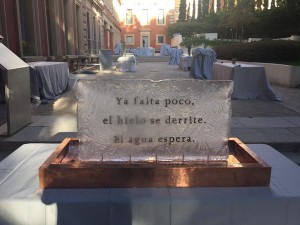 Escultura de hielo con un haikú del autor de "Lógica Sencilla" de Juan Fernández-Aceytuno en el Parque Florido del jardín del Museo Lázaro Galdiano