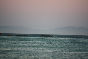 Estrecho de Gibraltar al atardecer visto desde la playa de Atlánterra, provincia de Cádiz / Aceytuno