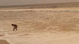 Niña en el mar