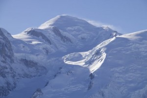 Nieve volando desde la cumbre del Mont Blanc / Aceytuno