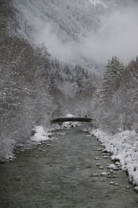 Puente de madera sobre el río Arveyron en los Alpes / Aceytuno