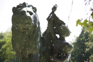 Borra algodonosa de chopo  que envuelve las semillas volando entre las esculturas del Retiro/ Aceytuno