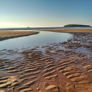 Bajamar en el primer día del verano en la playa de Somo (Cantabria) / Aceytuno