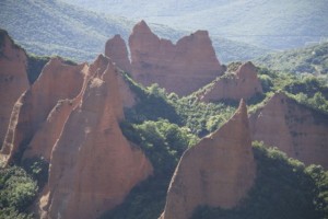 Ascensión del verdor para curar las heridas de la montaña derruida por el agua para extraer el oro / Aceytuno