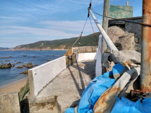 Grua para las barcas en lo alto de las casetas de los marineros / Aceytuno