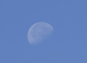 Luna decreciente sobre el cielo de Madrid el 21-9-2016 poco antes de las doce de la mañana/ Aceytuno