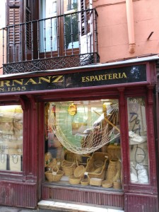 Espartería de Madrid con objetos hechos de pleita o tira de esparto / Aceytuno